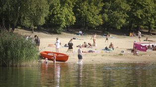 Katowice: Dolina Trzech Stawów kusi plażą i chłodną wodą.