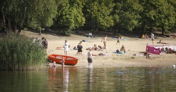 Katowice: Dolina Trzech Stawów kusi plażą i chłodną wodą.
