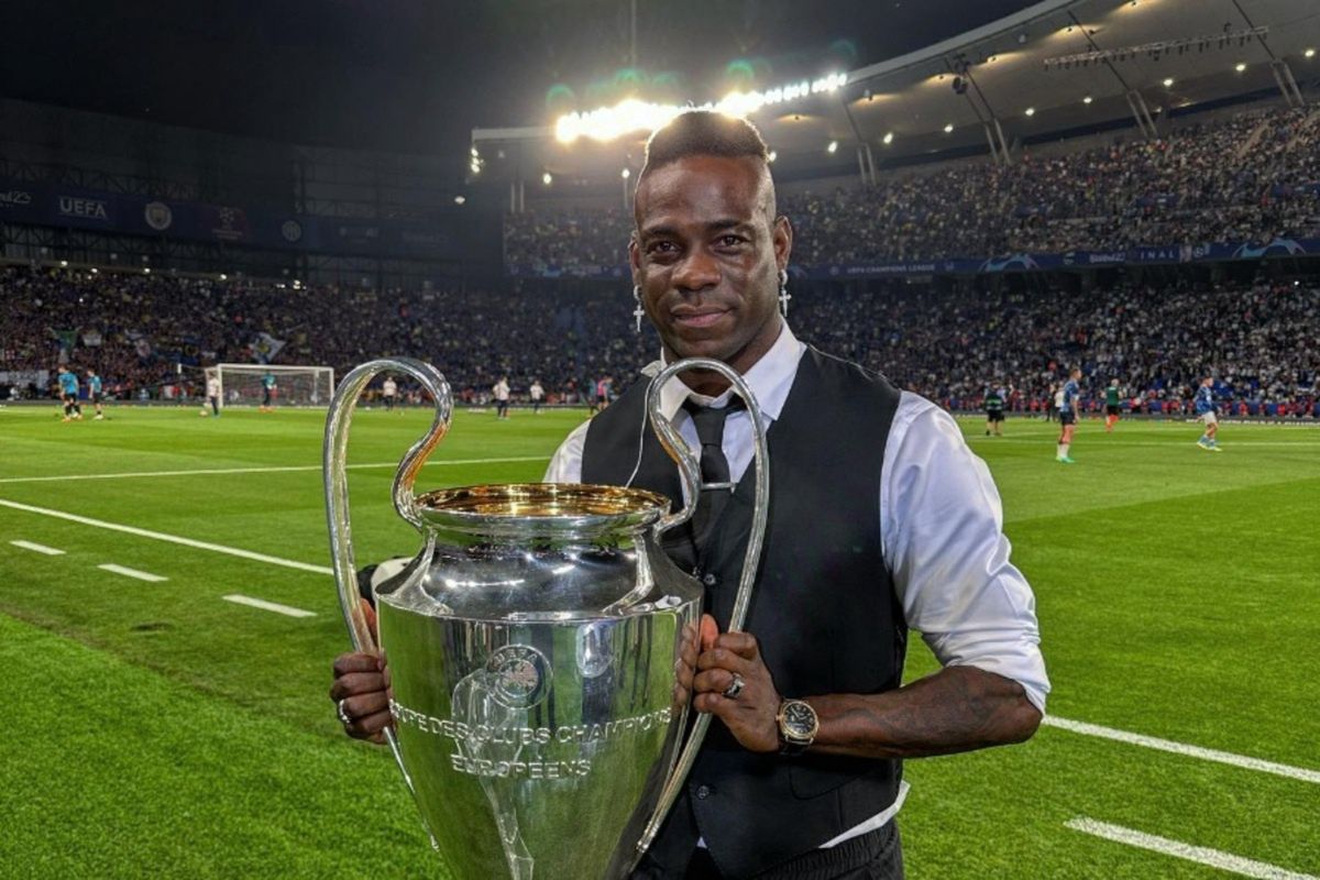 Mario Balotelli z trofeum dla zwycięzcy Ligi Mistrzów