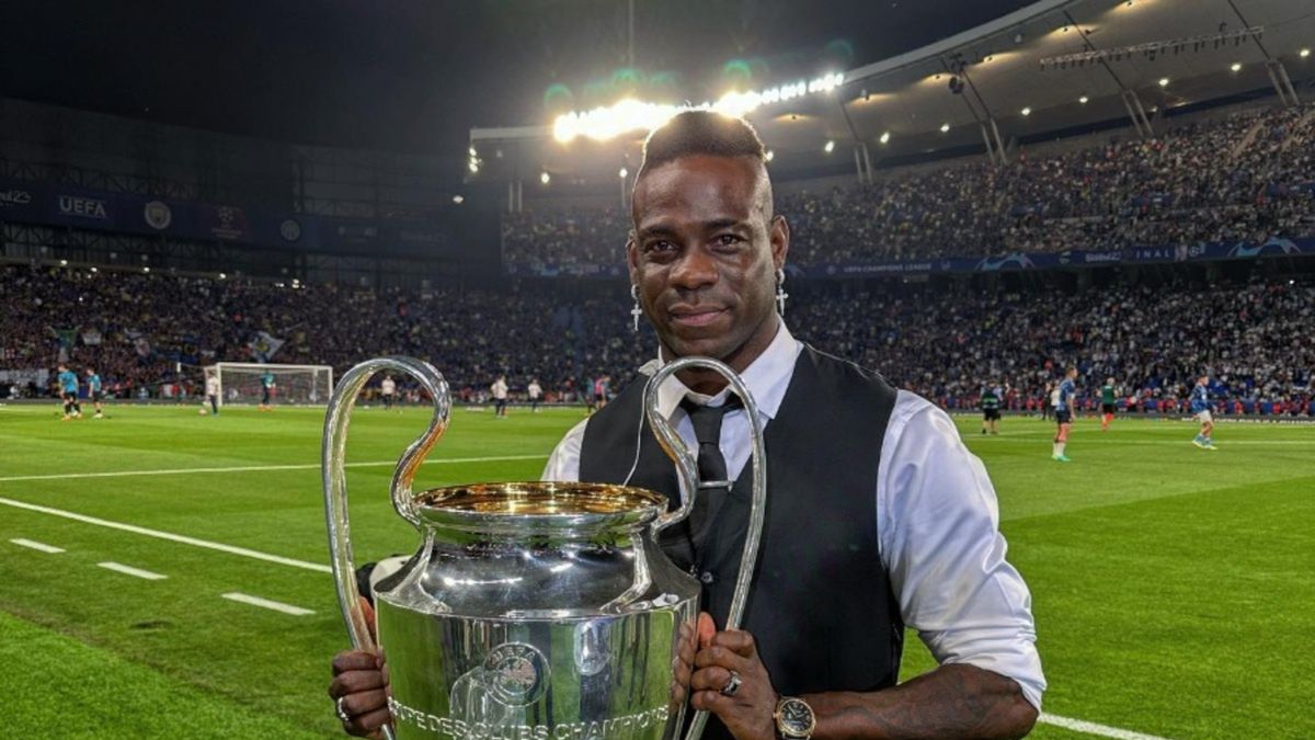 Mario Balotelli z trofeum dla zwycięzcy Ligi Mistrzów