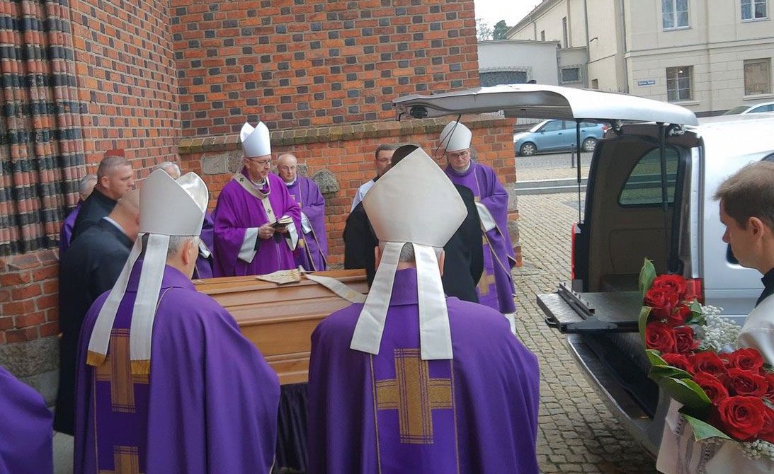 Abp Juliusz Paetz pochowany w Poznaniu. Ochrona w katedrze