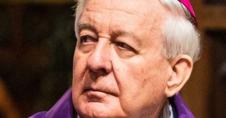 Skandalista wraca z "życia w odosobnieniu". Abp Paetz mimo zakazu koncelebrował mszę