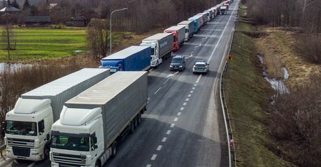 Rząd bierze się za branżę transportową. Chce sporo zarobić