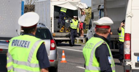 53 imigrantów upchniętych na pace ciężarówki. Jechali do Niemiec