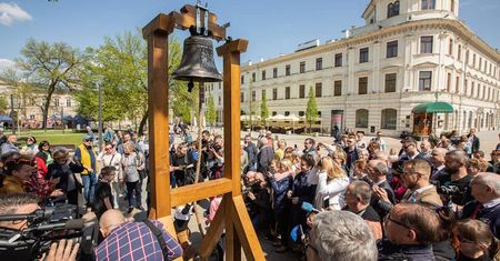 Dzwon Europy na pl. Litewskim nocą cieszy się dużym zainteresowaniem. „Jest naprawdę uciążliwy”