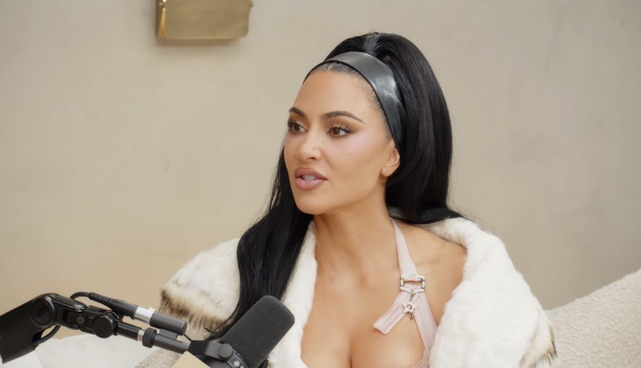 Kim Kardashian podczas rozmowy 