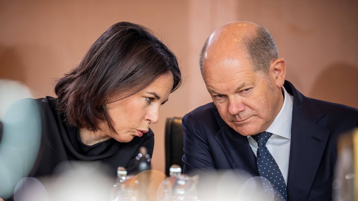 German Cabinet meeting in Berlin
05 July 2023, Berlin: Annalena Baerbock, Germany's Foreign Minister, speaks with German Chancellor Olaf Scholz ahead of the Federal Cabinet meeting at the Chancellor's Office. Photo: Michael Kappeler/dpa 
Dostawca: PAP/DPA.
Michael Kappeler