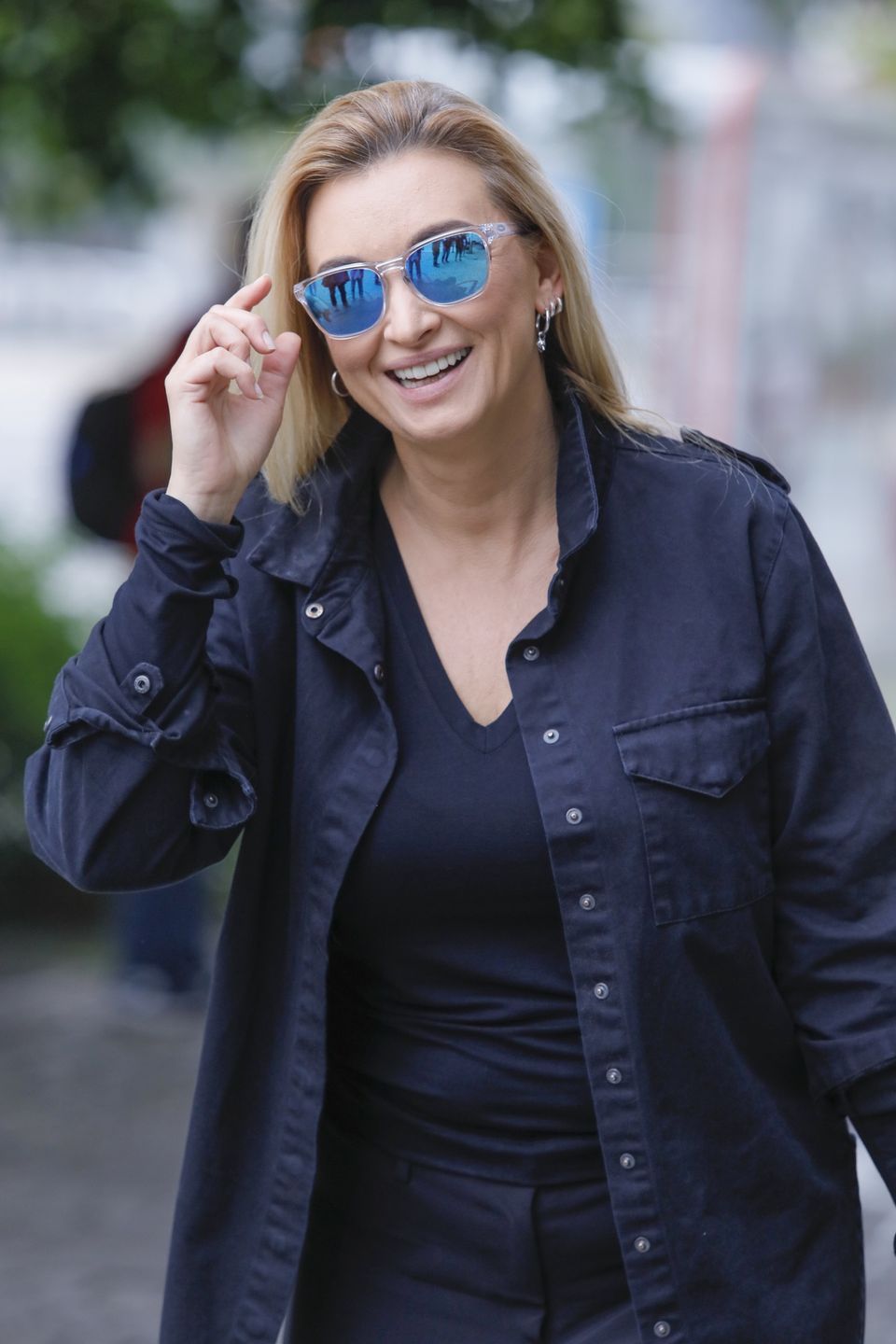 Promienna Martyna Wojciechowska przed budynkiem "Dzień dobry TVN"