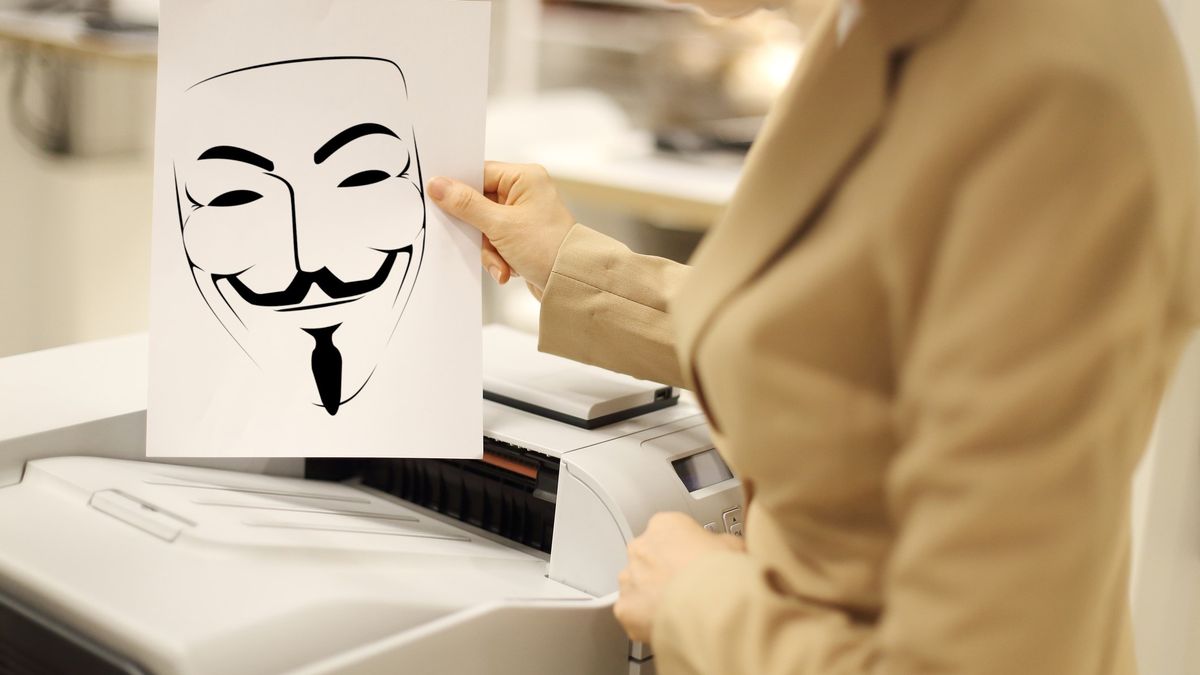 Kobieta trzyma kartkę z drukarki