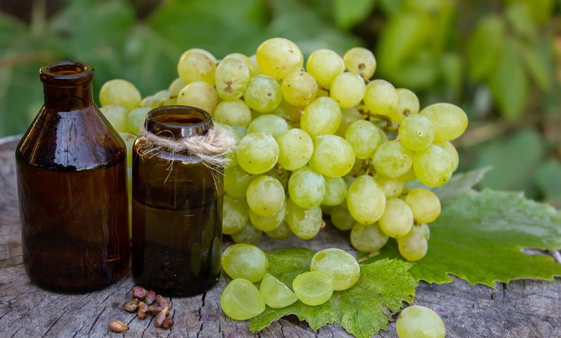 Olej winogronowy ma wszechstronne zastosowanie pielęgnacyjne