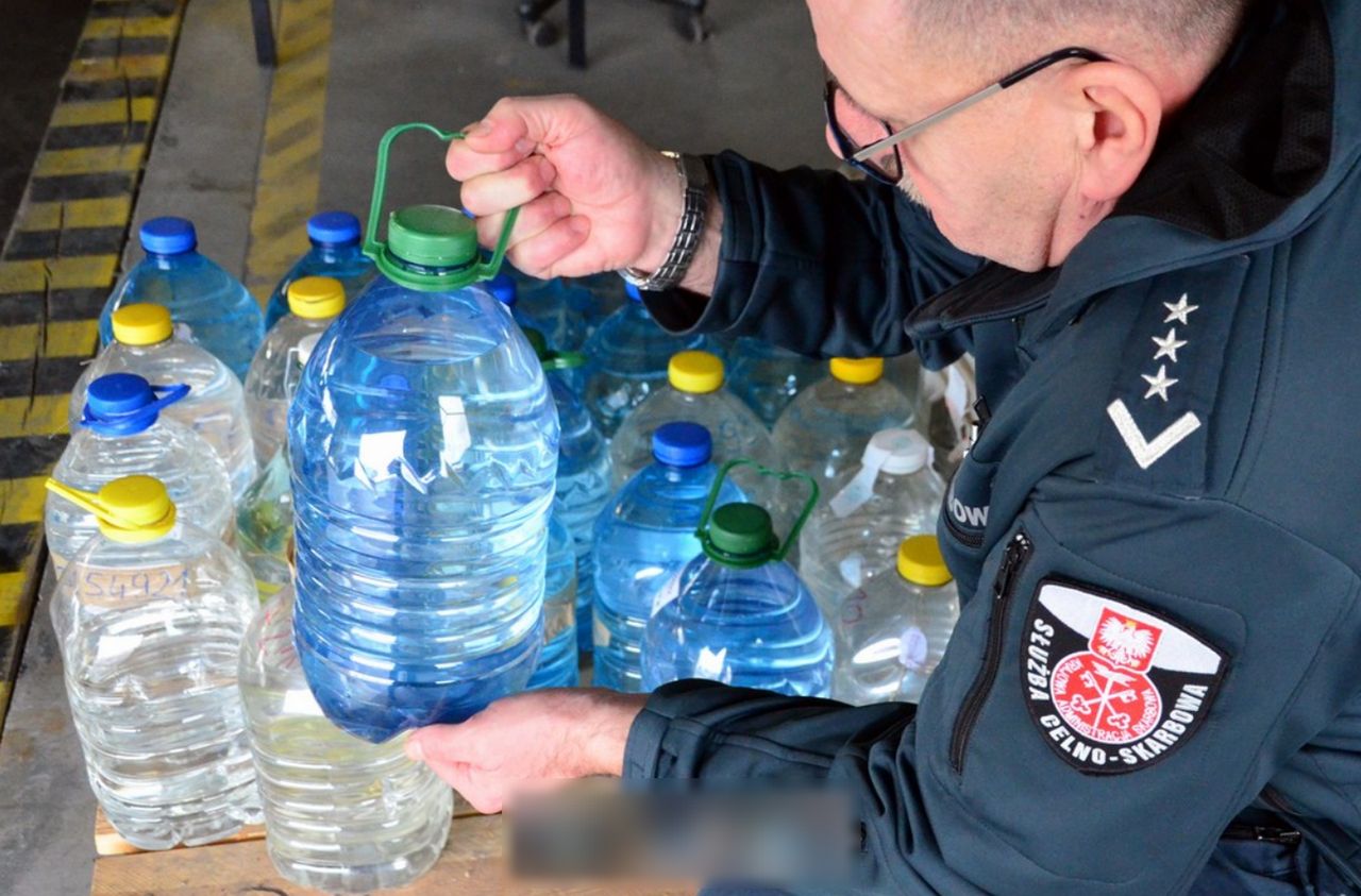 Służby zabezpieczyły 156 litrów nielegalnego alkoholu. Teraz skorzysta z niego szpital