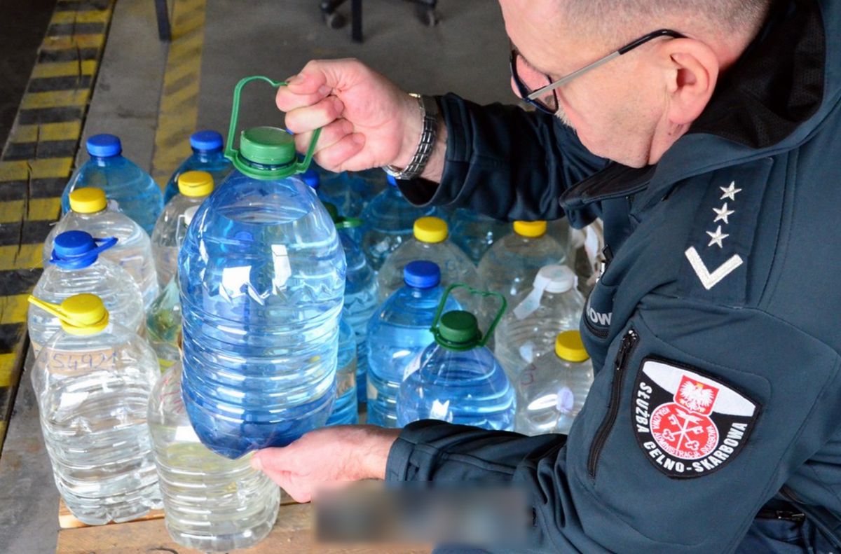 Służby zabezpieczyły 156 litrów nielegalnego alkoholu. Teraz skorzysta z niego szpital