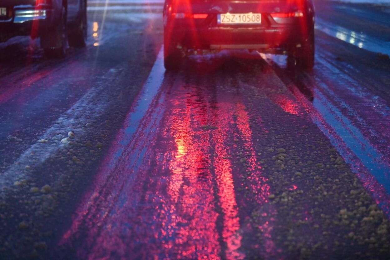 IMGW ostrzega przed gołoledzią i gęstą mgłą
