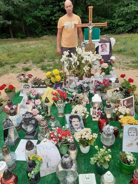 Syn Krzysztofa Krawczyka odwiedza jego grób z okazji Dnia Ojca