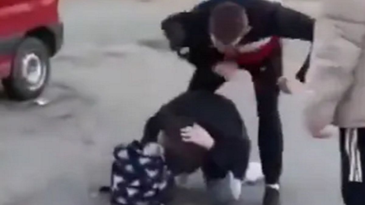 Do pobicia doszło w Pruszkowie. Oprawcy nie tylko wymierzali chłopcu ciosy, lecz także zmuszali do poniżających czynów