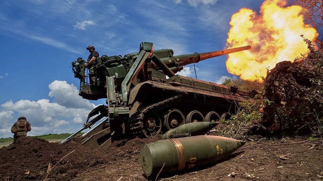 Ukraiński 2S7 Pion strzelający pociskami potencjalnego wroga.