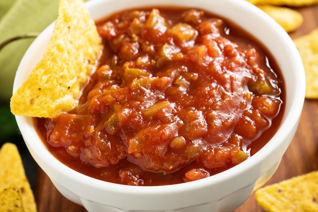 Żadne gotowce ze sklepu. Ta salsa ze świeżych warzyw przebija je wszystkie