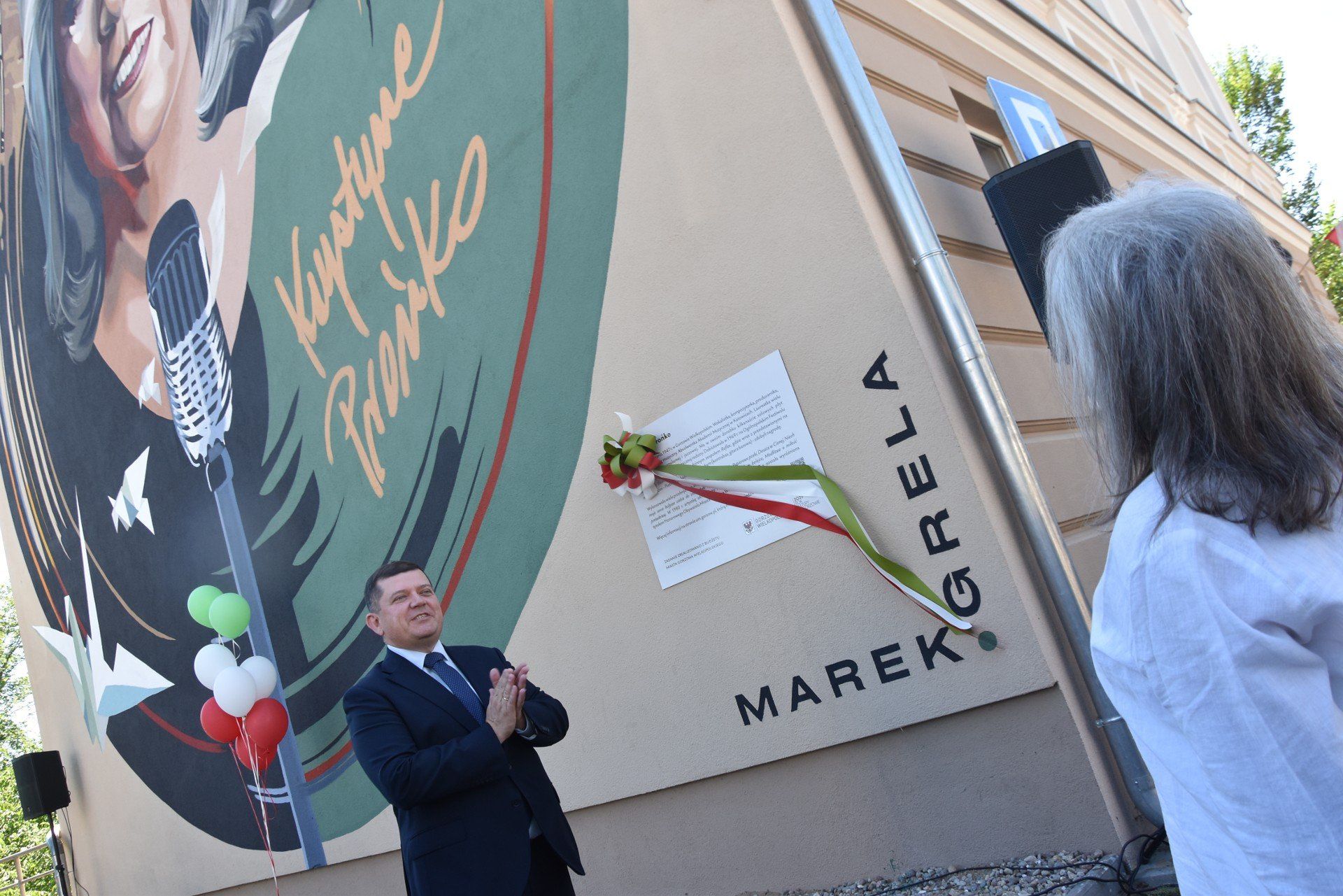 Mural Krystyny Prońko powstał naprzeciwko kamienicy przed głównym wejściem do Teatru Osterwy.