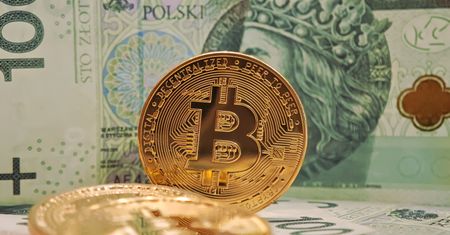 Miał zarabiać na kryptowalutach, stracił 65 tys. zł. Oszust kontaktował się przez komunikator