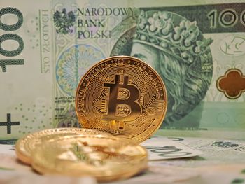 Miał zarabiać na kryptowalutach, stracił 65 tys. zł. Oszust kontaktował się przez komunikator