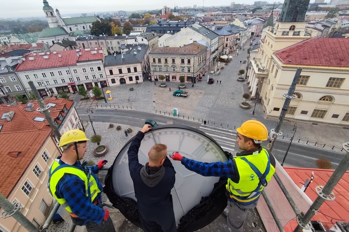 Nowe zegary na Bramie Krakowskiej