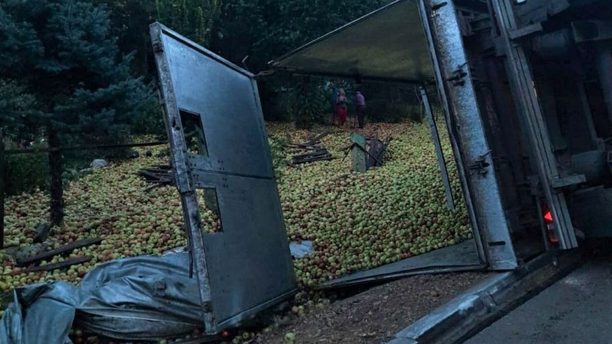 Wysypały się 24 tony jabłek 