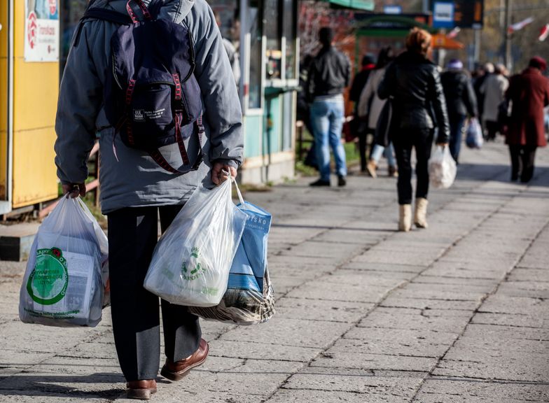 Ponad 30 dziennie. Sklepy znikają jeden po drugim. Co się dzieje?