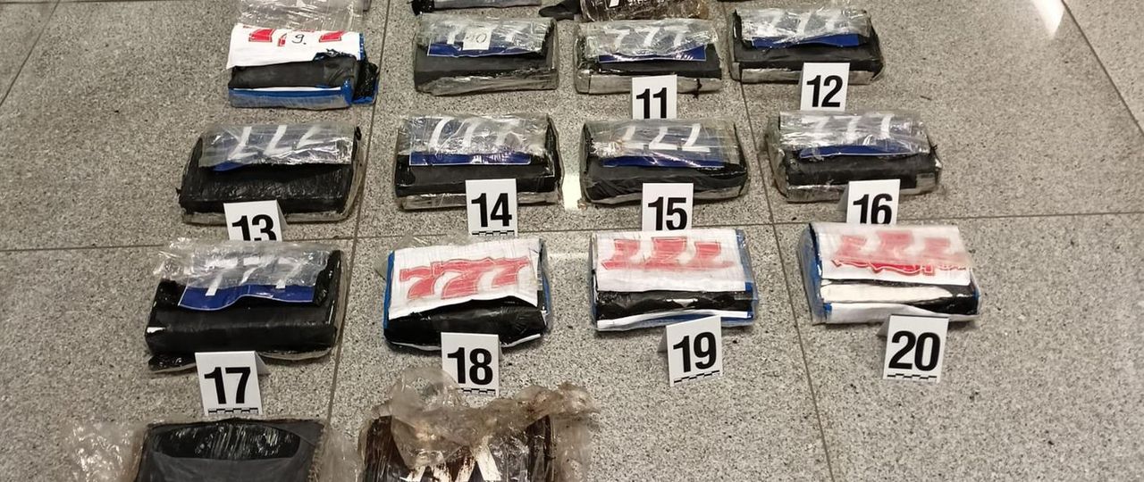 25 kg kokainy ukryte w bagażu na Lotnisku Chopina. Mazowiecka KAS zatrzymała przemyt wart 5,2 mln zł