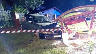 Świerklaniec: BMW staranowało wiatę przystankową. Kierowca uciekł
