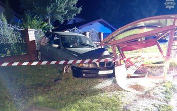 Świerklaniec: BMW staranowało wiatę przystankową. Kierowca uciekł