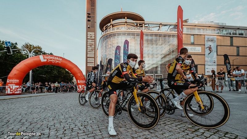 Niedzielna prezentacja drużyn Tour de Pologne na pl. Teatralnym w Lublinie