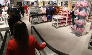 Polska sieć dolicza nową opłatę. Klienci zapłacą więcej za te produkty