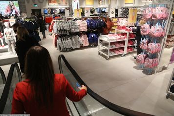 Polska sieć dolicza nową opłatę. Klienci zapłacą więcej za te produkty
