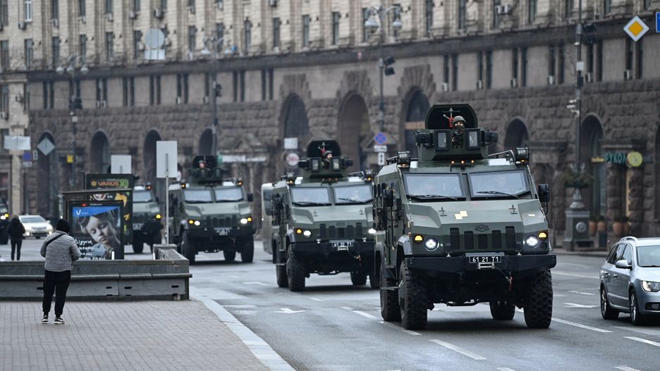 Rosja zaatakowa?a Ukrain?Ukrainian military vehicles move past Independence square in central Kyiv on February 24, 2022. - Air raid sirens rang out in downtown Kyiv today as cities across Ukraine were hit with what Ukrainian officials said were Russian missile strikes and artillery. Russian President announced a military operation in Ukraine on February 24, 2022, with explosions heard soon after across the country and its foreign minister warning a "full-scale invasion" was underway. (Photo by Daniel LEAL / AFP)DANIEL LEAL