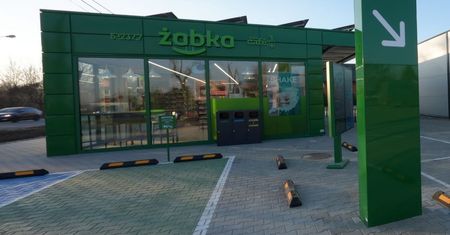 Burza w internecie. Wyjaśniamy, o co chodzi ze "stacją paliw Żabki"