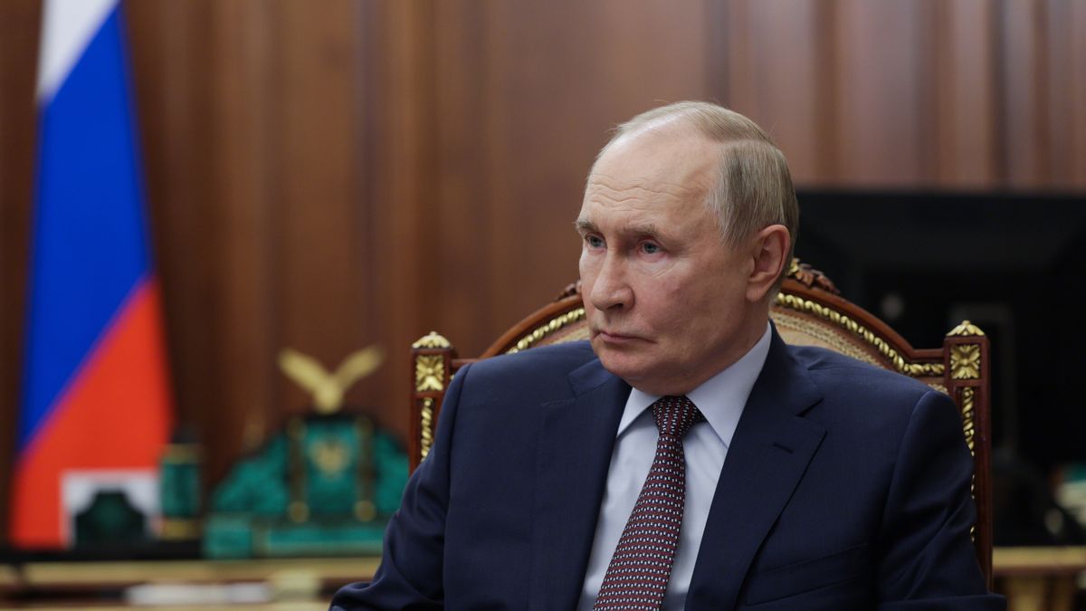 Russian President Vladimir Putin meets with Director General of the Agency for Strategic Initiatives (ASI) Svetlana Chupsheva
epa12369940 Russian President Vladimir Putin meets with Director General of the Agency for Strategic Initiatives (ASI) Svetlana Chupsheva, at the Kremlin in Moscow, Russia, 11 September 2025.  EPA/SPUTNIK / KREMLIN POOL MANDATORY CREDIT 
Dostawca: PAP/EPA.
SPUTNIK / KREMLIN POOL
flag, government, politics