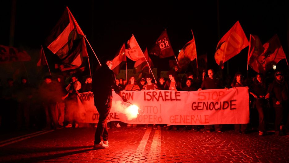People take part in a demonstration in support of the Palestinian people and the Global Sumud Flotilla (GSF) near Termini station in Rome, Italy, 01 October 2025. The Global Sumud Flotilla, an international maritime initiative that began sailing in August 2025 en route to the Gaza Strip, aims to break the Israeli blockade and deliver humanitarian aid to Gaza. EPA/ALESSANDRO DI MEO Dostawca: PAP/EPA.