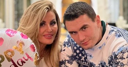 Uśmiech od ucha do ucha. Conan Kaźmierski nadaje po skandalu z matką