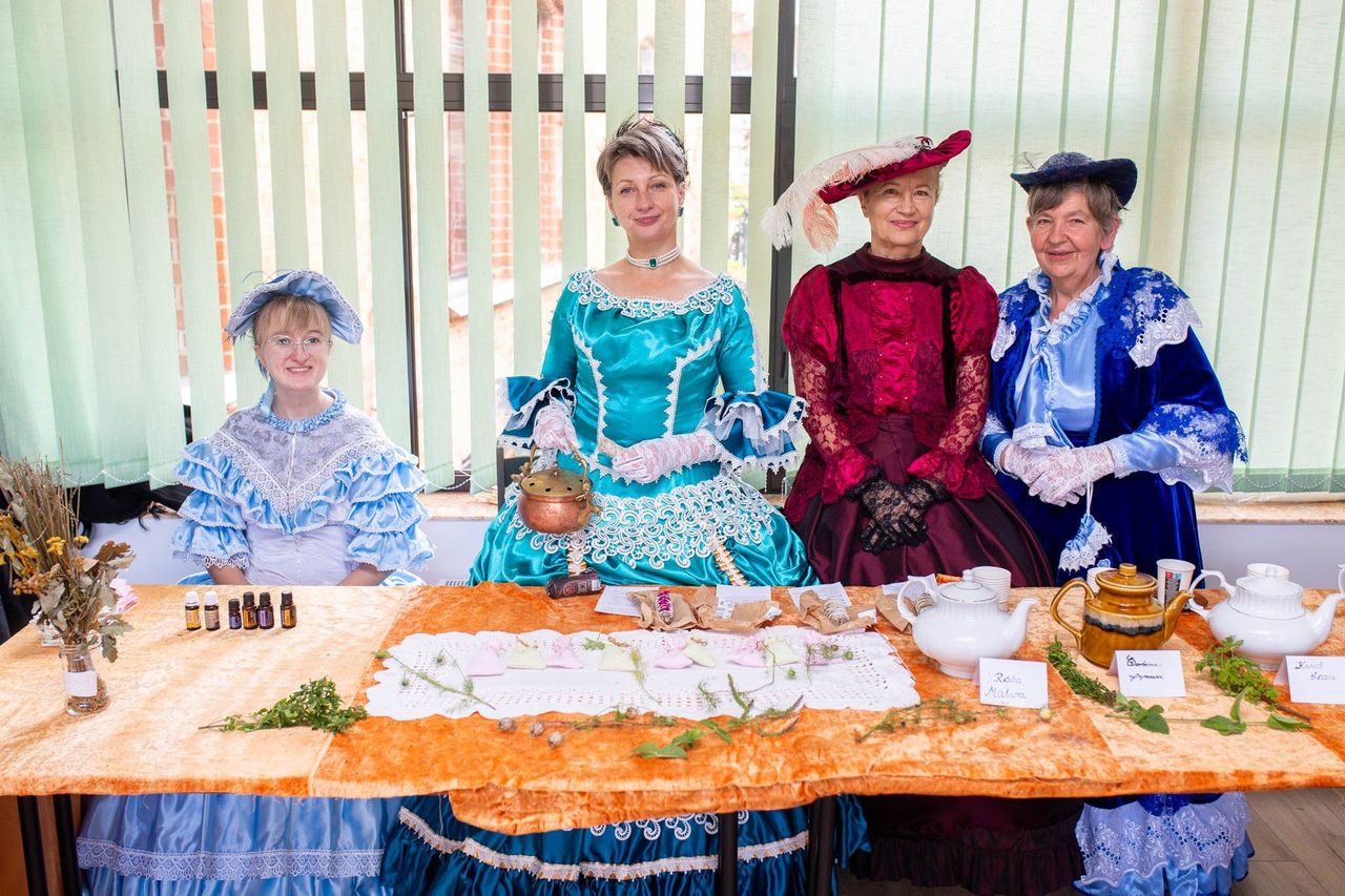 Słupsk: Noc Bibliotek. Pokaz dawnych strojów i warsztaty historyczne