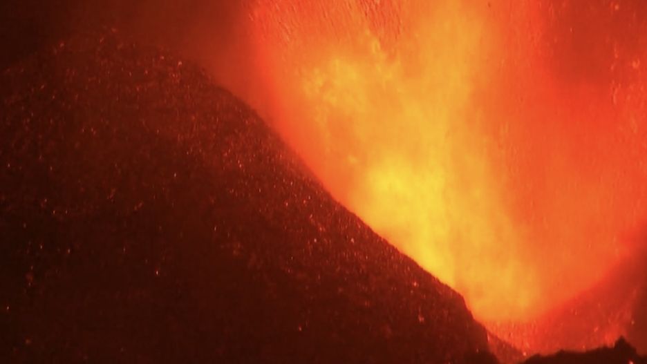 Gorąca lawa, popiół, osypujące się rumowisko i ulewny deszcz utrudniają akcję ratunkową na  Jawie, iindonezyjskiej wyspie, na której doszło do erupcji wulkanu Semeru