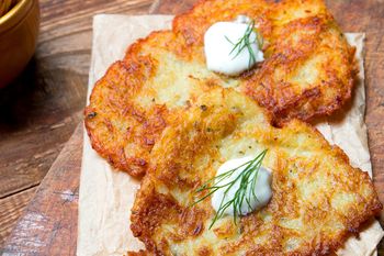 Dodaję ugotowane do masy ziemniaczanej. Placki w takiej formie mogą zastąpić kotlety