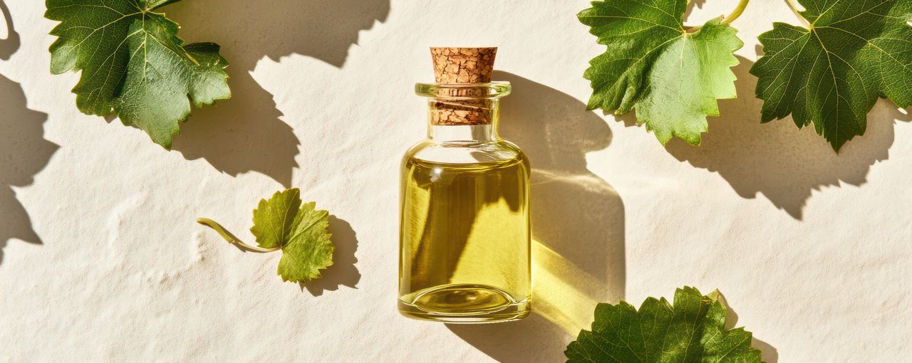 Naturalny eliksir dla skóry i smaczny dodatek do dań. Poznaj właściwości oleju z pestek winogron