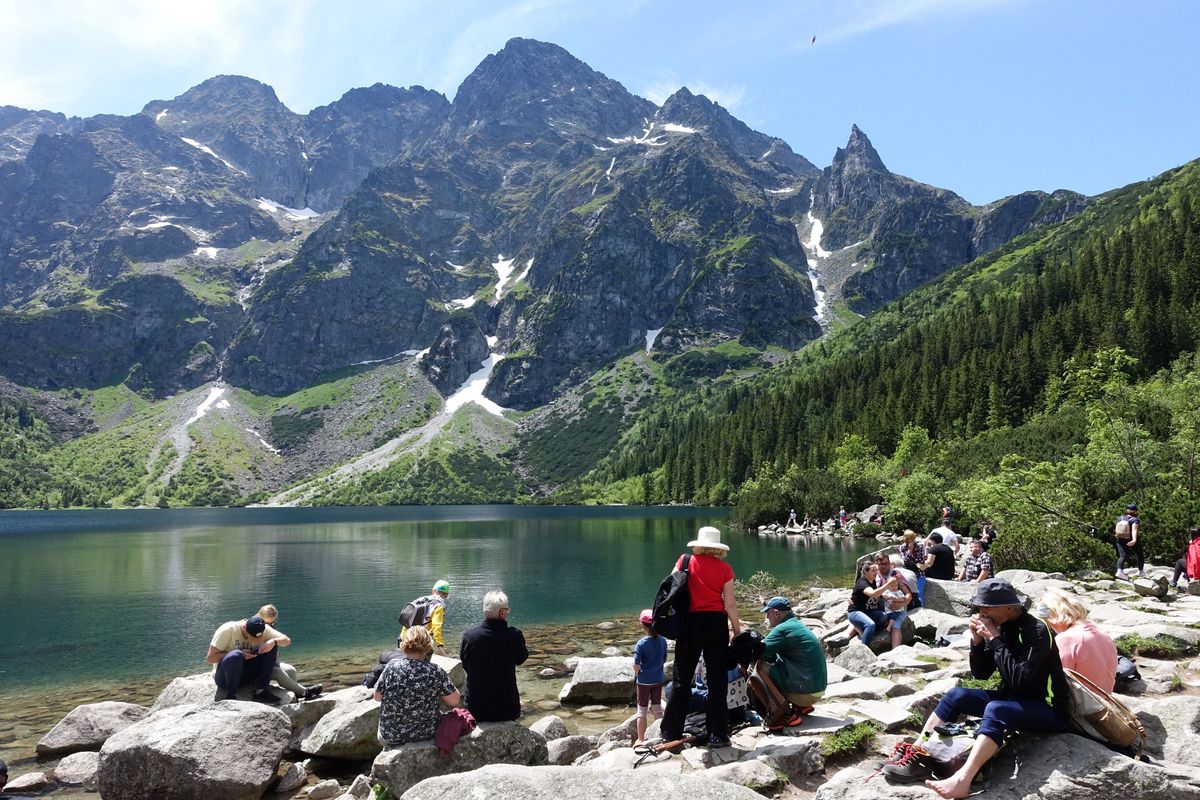 Morskie Oko, 22.06.2022. Tatry - turyści nad Morskim Okiem, 22 bm. (gm/mr) PAP/Grzegorz Momot