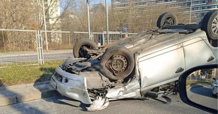 Wjechał w auto i dachował na Mokotowie. Sprawca uciekł pieszo