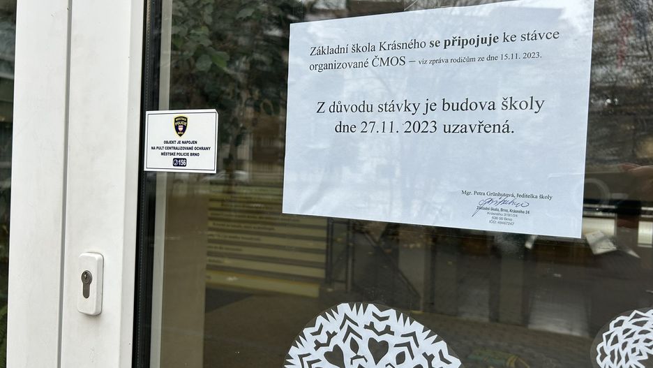 Informacja wywieszona na drzwiach szkoły