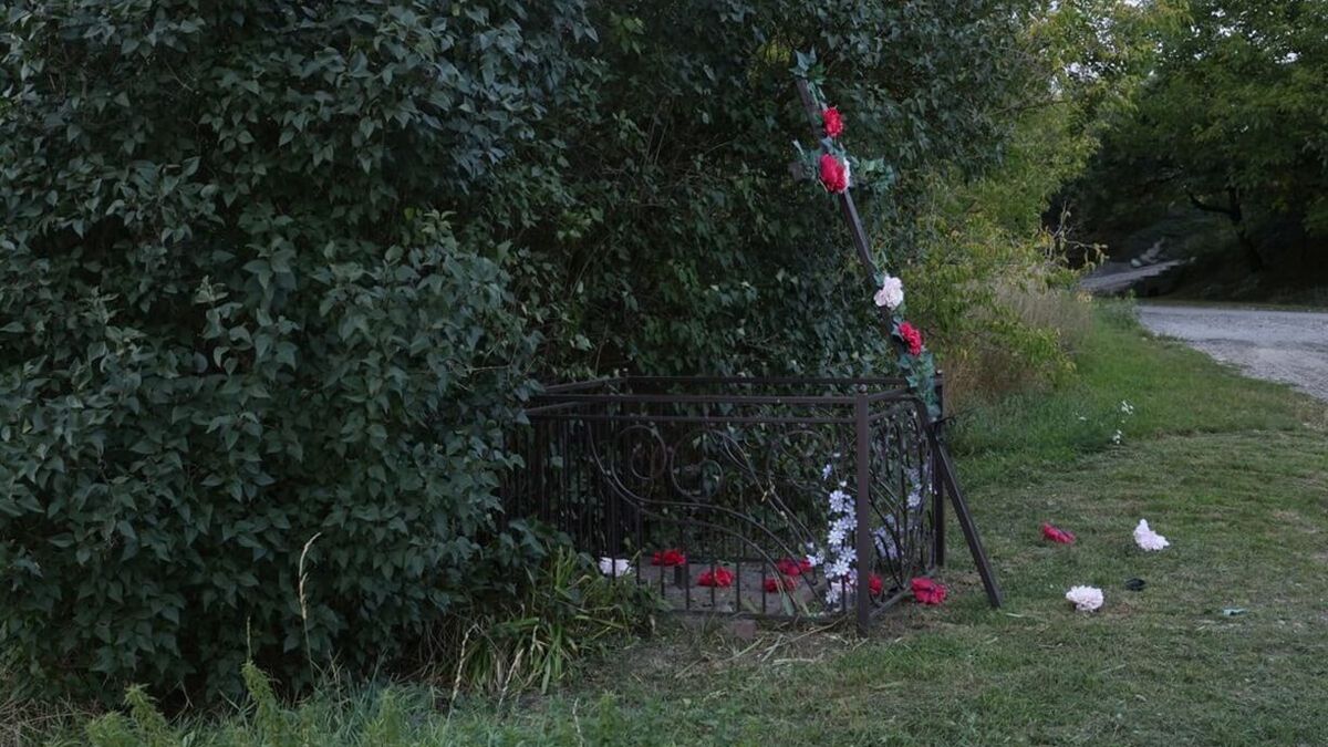 Pocięty przydrożny krzyż przy ul. Grodzickiego