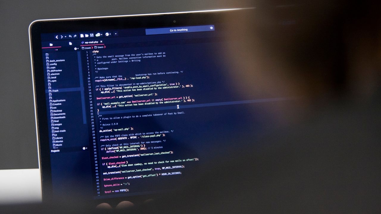 AI kopiuje gigantów. Koniec ery drogich programów?