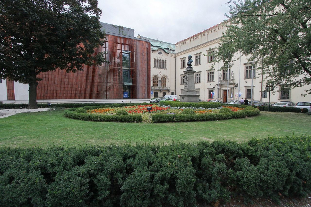 Ochroniarze w Urzędzie Miasta Krakowa dostali pałki i gaz. To reakcja m.in. na zabójstwo lekarza ze Szpitala Uniwersyteckiego
