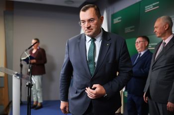 "Patoposłowie". Minister rolnictwa opuszcza  hotel sejmowy