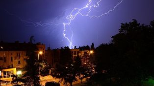 Burze, wiatr oraz intensywny deszcz w Koszalinie i regionie. Wprowadzono alert RCB